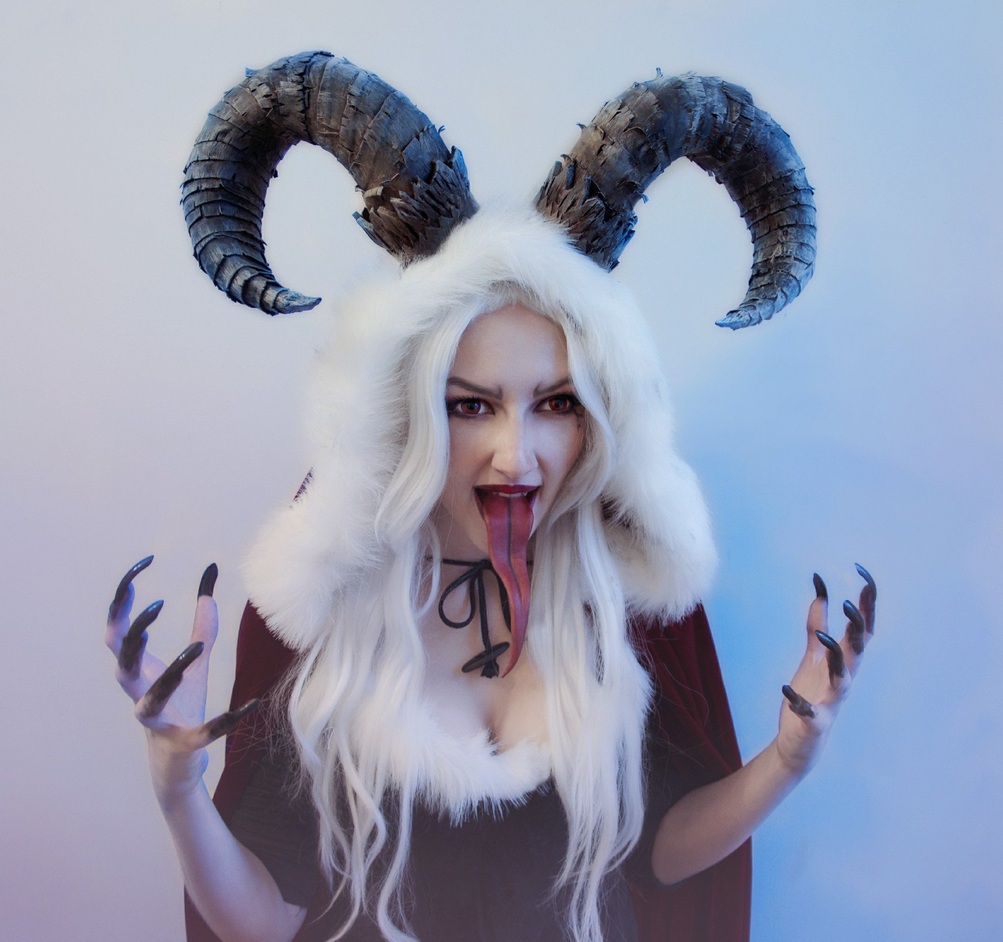 “Lady Krampus is coming!✨
Costest of my favourite festive character...