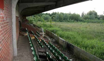 Sad news.🙁

Aylesbury United have failed in their attempt to buy back their old ground.

The club were outbid as Buckingham Road was sold for £800,000 at auction today.

The Ducks have been homeless since they were evicted from Buckingham Road in 2006.