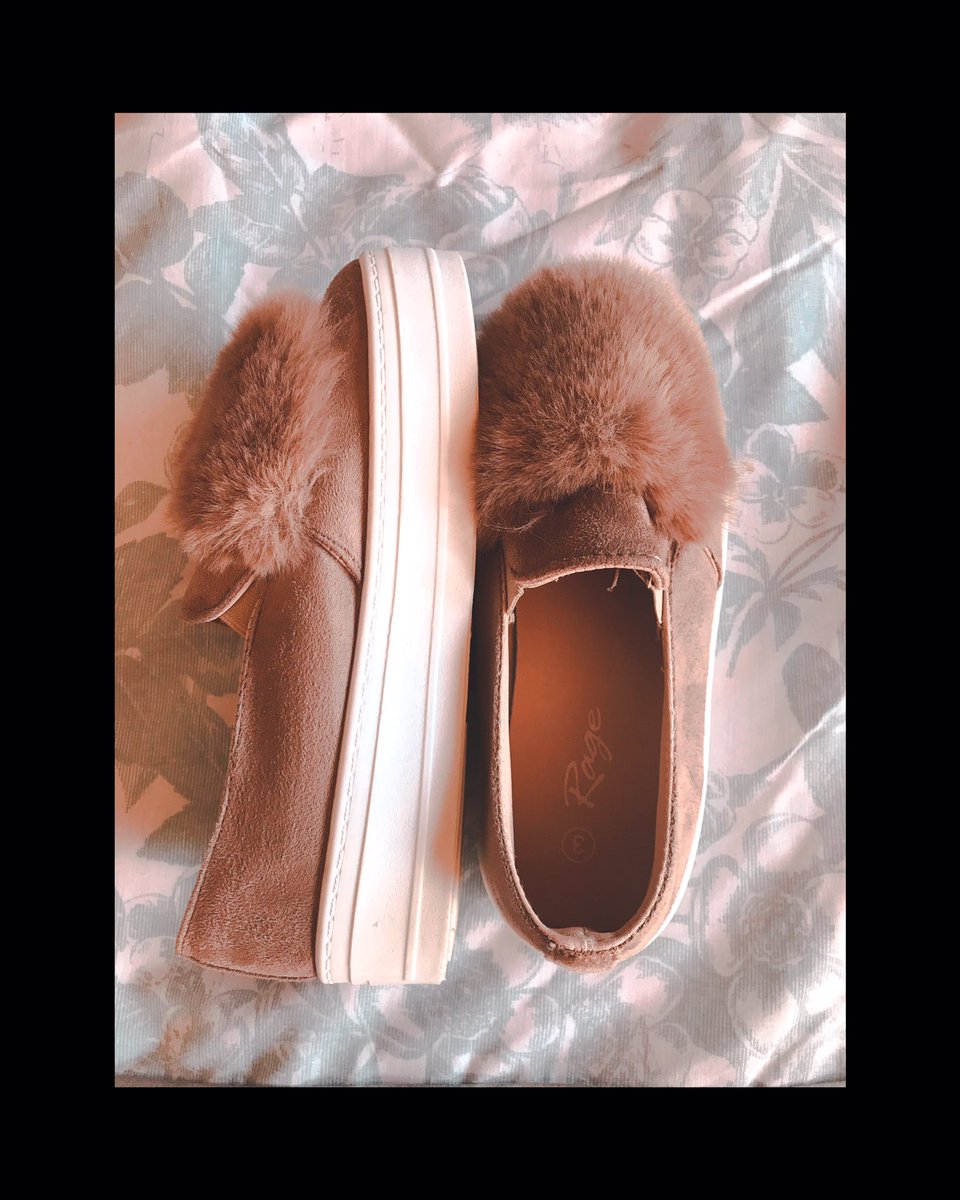 MiimsCloset's tweet photo. Shades : 1 is R30 2 is R50 | Shoes R100 size 4 | Purse R80 | The whole combo is R200 . Delivery is free around Soweto and Johannesburg. Purchase via DM or Instagram . #TuesdayThoughts #SupaMEGAWattPlug #DJSBU https://t.co/gu78nl3IEB