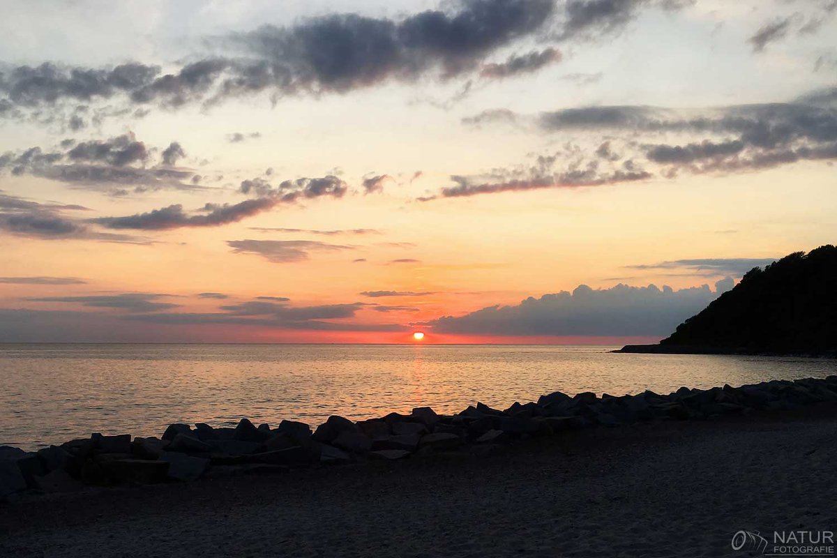 JRnaturfotos's tweet photo. Wer ein Faible für schöne Sonnenuntergänge hat, findet auf der Insel Hiddensee diverse Fotospots mit Strandblick Richtung Westen. #sunset #sonnenuntergang #goldenhour #goldenestunde #nature #natur #hiddensee #strandblick #abendsonne #naturfotografie #iphone https://t.co/tMUVZq4HiB