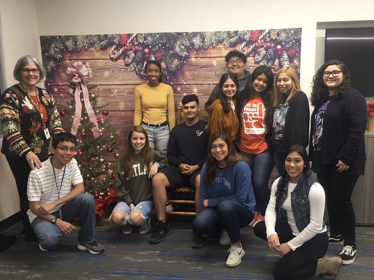 SMHS Education Interns thank <a href="/bowiechamps/">Bowie Elementary</a> for giving us the opportunity to learn with you! Happy Holidays everyone! 🎄<a href="/SMCISD_CTE/">San Marcos CISD CTE</a> <a href="/SanMarcosCISD/">San Marcos CISD</a>