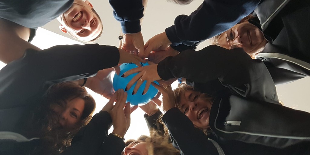 CN_Molins's tweet photo. 🤝 Al #CNMolins també entrenem el treball en equip. Per oferir-vos una millor experiència, el nostre equip d’atenció al client ha seguit un programa formatiu i de #coaching de la mà de la @FausMontse, formadora i coach. 
Gràcies per acompanyar-nos cada dia. Us esperem al club! https://t.co/et8MoSZ4Fg