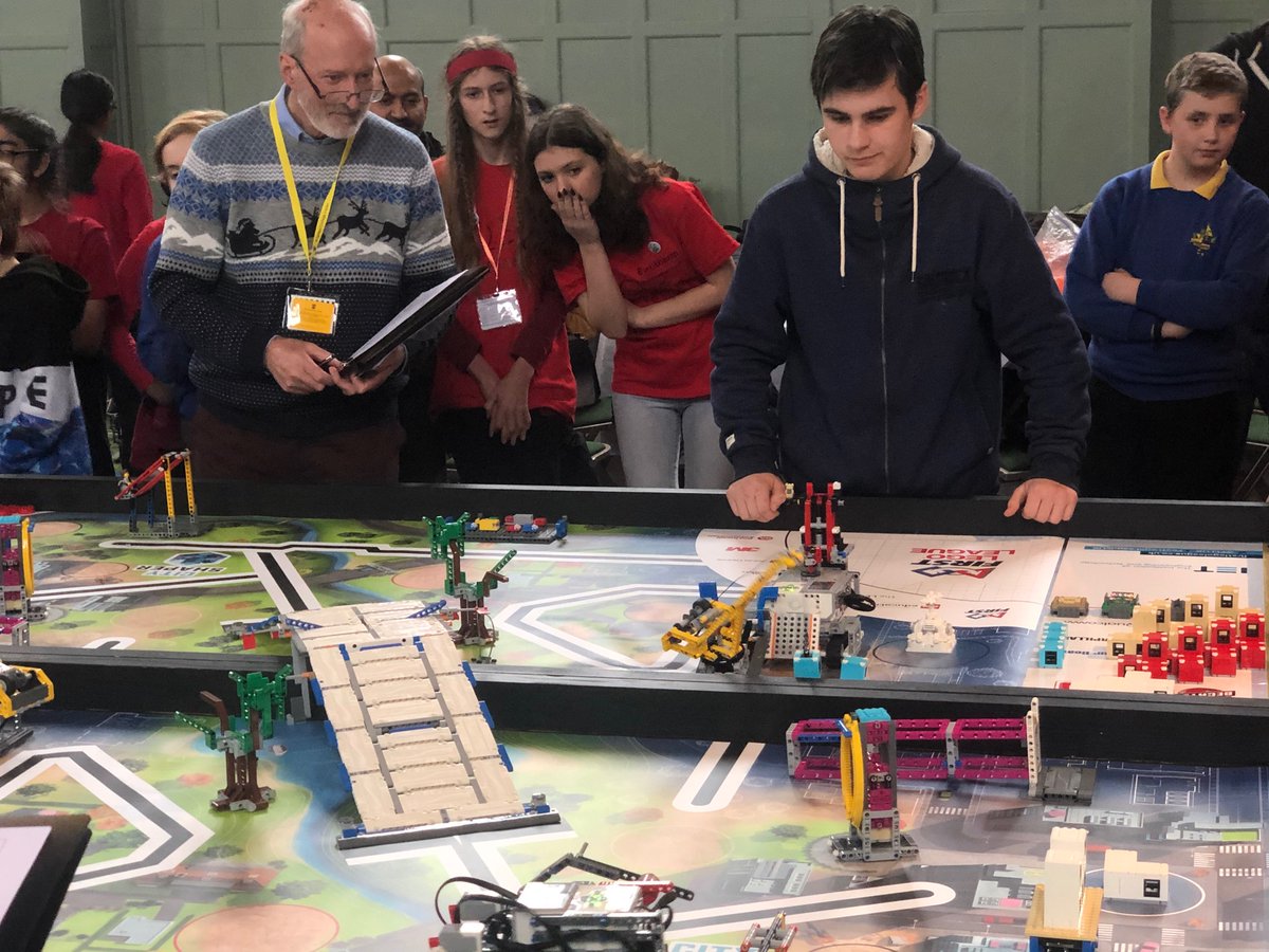 SGS_Computing's tweet image. #TeamSkyline competing against #TeamMachine at the First Lego League!