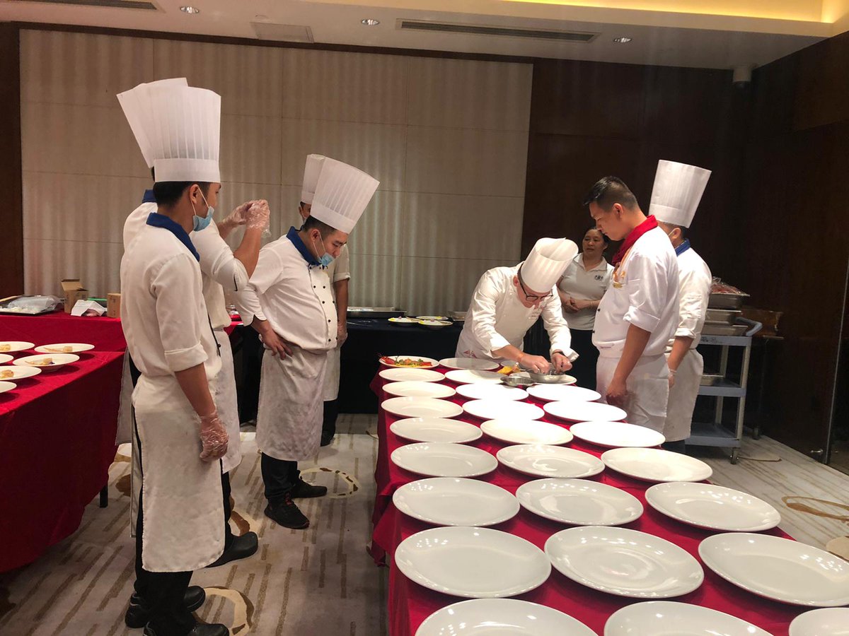 yachtclubmonaco's tweet photo. LA BELLE CLASSE DESTINATIONS – Échange de savoir-faire avec notre chef Simon Ganache à l’occasion du China Rendez-Vous à Sanya #yachtclubmonaco #VisunRoyalYachtClub #ClusterYachtingMonaco #ChinaRendezVous #Monaco #China #destinations #LBCD #labelleclassedestinations https://t.co/FjdoQSArz1