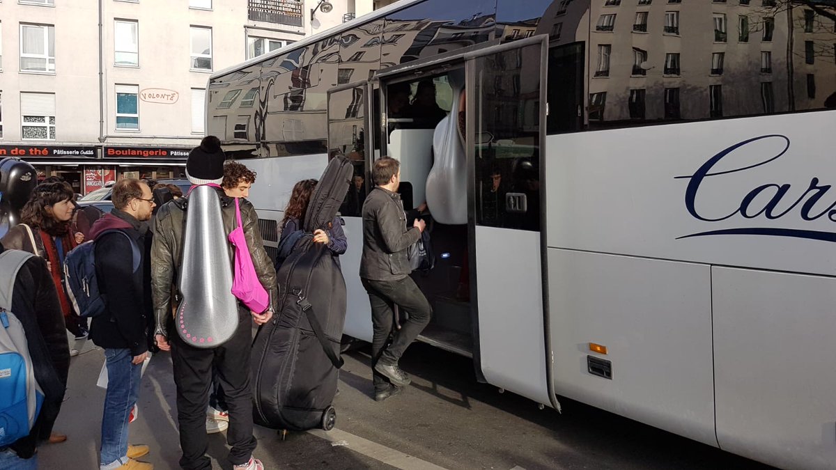 LePhilharmonic's tweet photo. Rien n'arrête le #Phil❤️ toujours de bonne humeur !
Un bus spécial a été affecté pour que nos musiciens puissent rallier Stains et commencer les répétitions ouvertes au public... 🎻🤗 https://t.co/wYe1pyeqpa