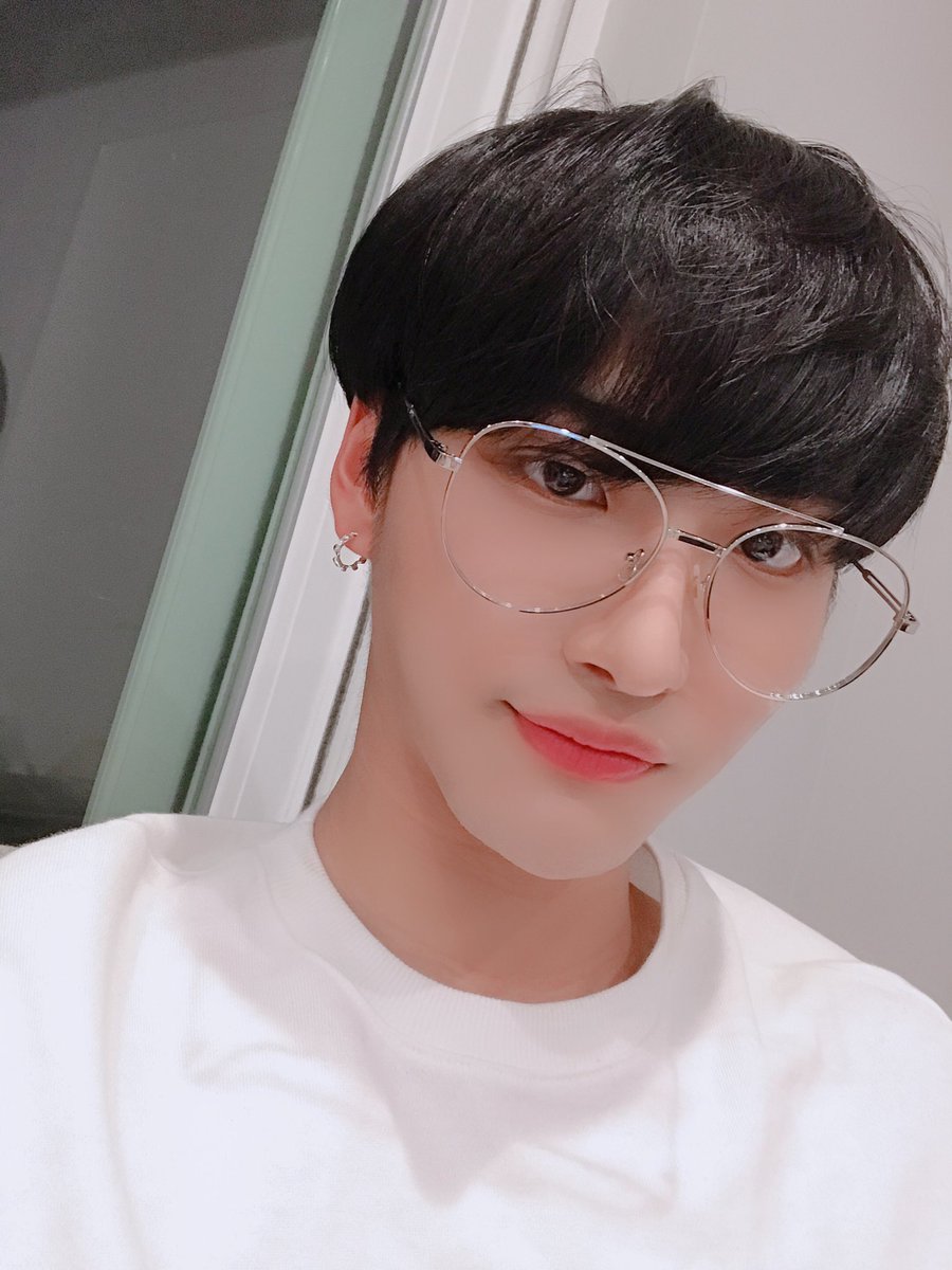 ATEEZofficial's tweet photo. [#성화] 안경을 써보았다

....?????????
#ATEEZ #에이티즈 https://t.co/PKVOvx5CPR