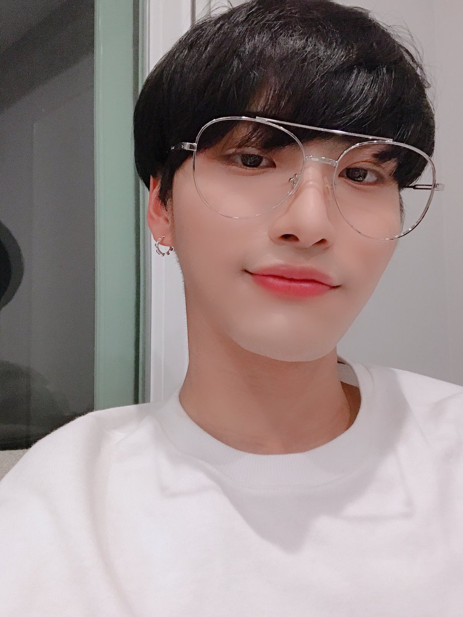 ATEEZofficial's tweet photo. [#성화] 안경을 써보았다

....?????????
#ATEEZ #에이티즈 https://t.co/PKVOvx5CPR