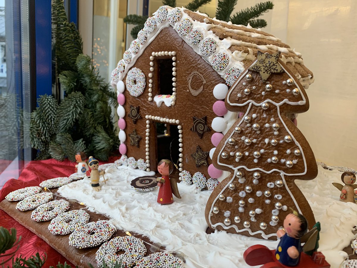 VRGenoBank's tweet photo. Habt ihr schon unser selbstgebackenes 🧑🍳 #VRGenoBank #lebkuchenhäuschen in unserer Hauptstelle in #viechtach gesehen? 🤩 Vielen Dank für die Mühe an unsere Kollegin Sabine Hartl (Geschäftsstellenleiterin Viechtach)! 😃 #Weihnachten #Advent #backen https://t.co/PXsourMDBK