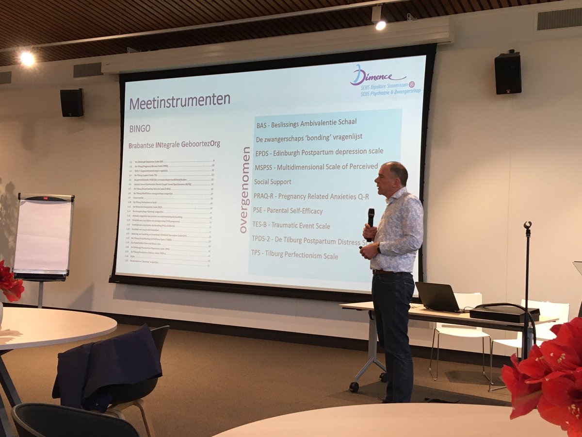 DimencePZ's tweet image. Bart Geerling neemt de aanwezigen mee in de ontwikkelingen in het zorgaanbod van Dimence Psychiatrie en Zwangerschap. Vandaag ronden we met deze refereermiddag het project af waarin we het aanbod verbeterden, evalueerden en hebben uitgebreid!