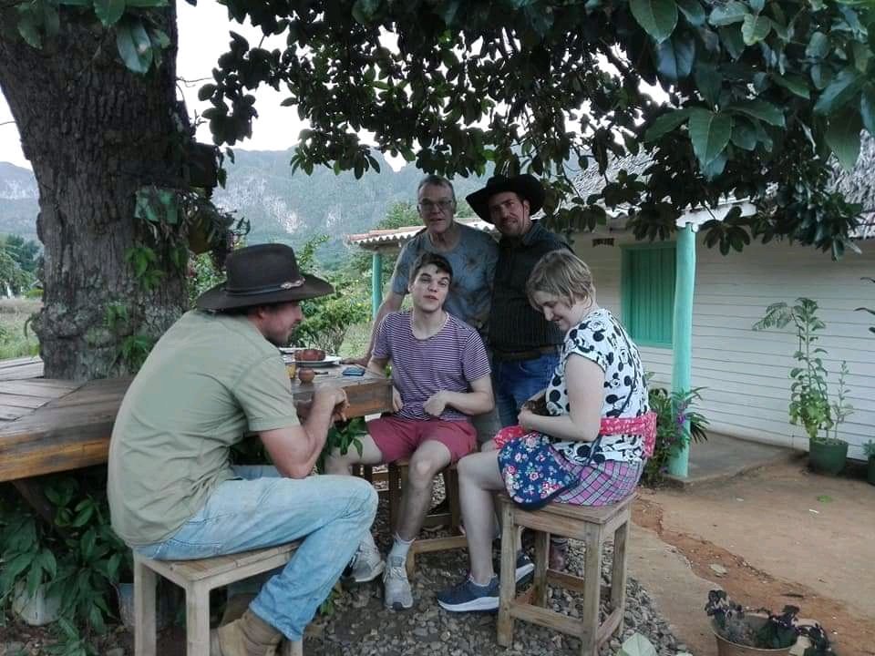 Viajan2vinales's tweet photo. Viajando en el Tiempo, se alegra de poder ser un canal de bendicion para otros, está hermosa jovencita a sus 21 años tiene la oportunidad de acariciar un pollo entre sus manos
#viajan2tiempo #travel #cubania #vinales @vinales #parquenacionalvinales #cuba https://t.co/GkNd87aNWf