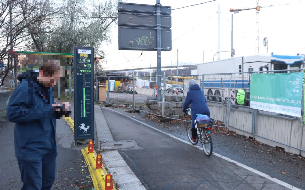 X__tof's tweet photo. heute früh wurde die einmillionste Radfahrerin an der Stuttgarter König-Karls-Brücke gezählt.
Und ich war dabei; wenn auch nur halb-freiwillig. :-D
--> https://t.co/R5nWjt58g6
Natürlich muss ich dabei auch Kritik loswerden, wenn der Tag schon so früh beginnt! https://t.co/85oC267rHK