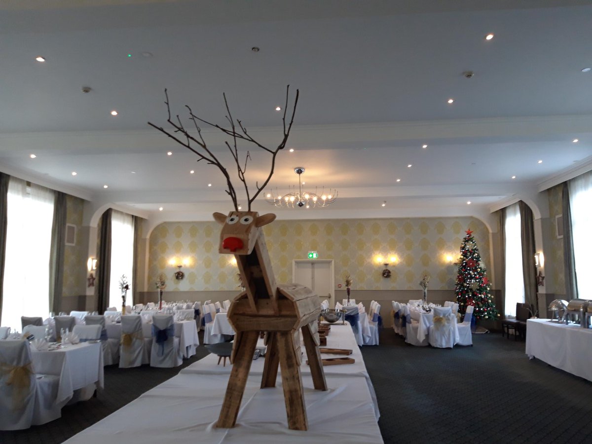 We are getting ready for the very popular Pre-Christmas Carvery Lunch this Sunday from 12:30 - 2.30. Last few tables available to book for this family-friendly 4-course buffet. E. reception@ommaroohotel.com