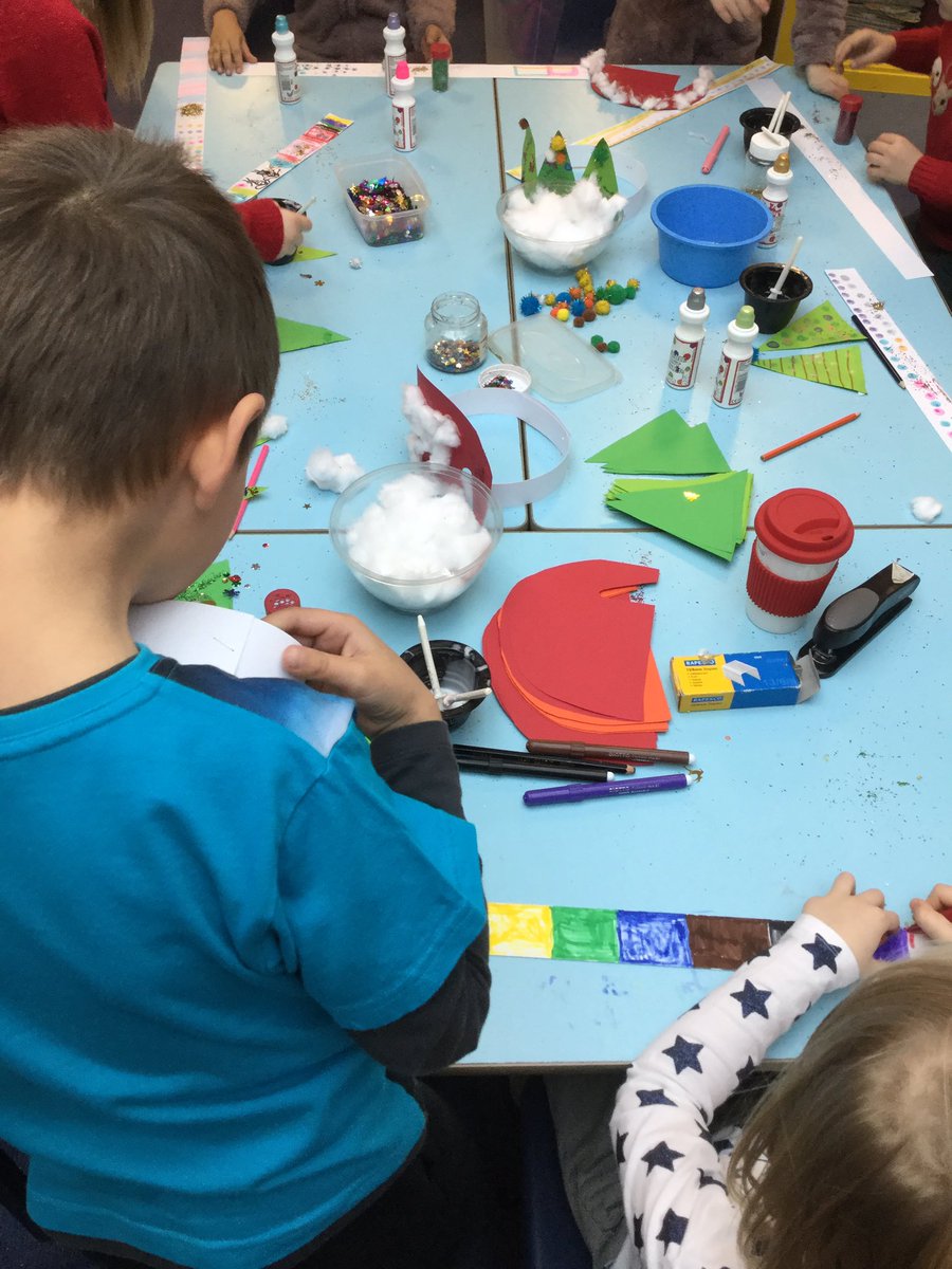 HTAClassEaston's tweet photo. We’ve been busy with glitter, colours and glue to create some wonderful crafts during our North Pole morning! Now for our KS1 Christmas Party! https://t.co/p4yvAaopgX