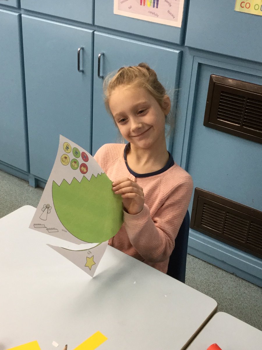 HTAClassEaston's tweet photo. We’ve been busy with glitter, colours and glue to create some wonderful crafts during our North Pole morning! Now for our KS1 Christmas Party! https://t.co/p4yvAaopgX