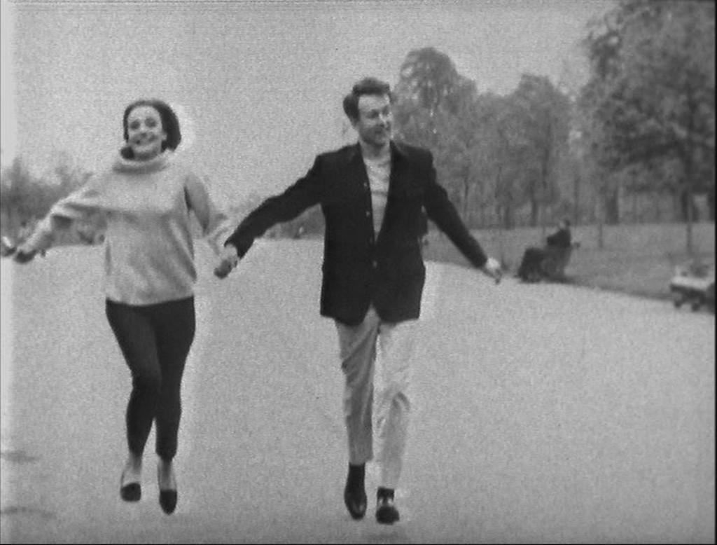 atruedrwhofan's tweet photo. With one week to go until Christmas Eve, Ian and Barbara rush to the shops before they close for last minute gifts!
#DoctorWho #IanAndBarbara #ChesterWright https://t.co/B88V0WqsYD