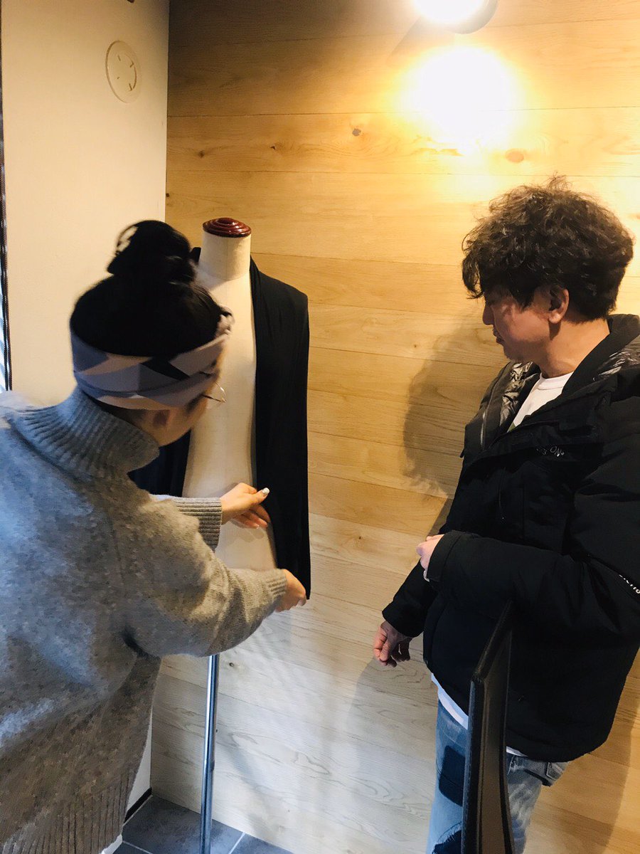 ARTISANCLOTHIN2's tweet photo. 昔からのお友達のスタイリストさんと、もう一人ナレーションなどのお仕事されてる方と、3人で新しいプロジェクトを始める事になりました。
オートクチュールライフがキーワードの、日本の良さを世界に発信するアパレルブランドを始めます！
#オートクチュール #日本の手仕事 https://t.co/fThI9jDQHL