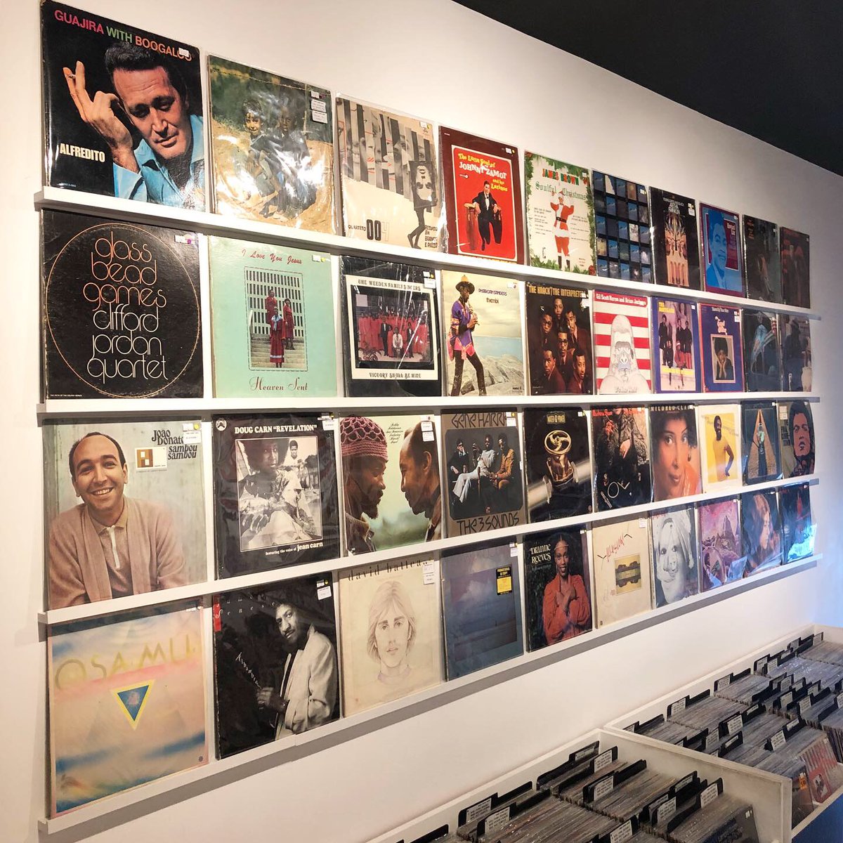 yoyorecordsLDN's tweet photo. It’s always fun to decorate the walls, and they are looking especially festive- still loads of #newarrivals left. Just one more week of shopping till the holidays it’s time to roll thru! #originalpressings #funkywall #jazzwall #vinyl #records #cosmosrecordslondon @cosmosrecords https://t.co/4ZpCasyhzM