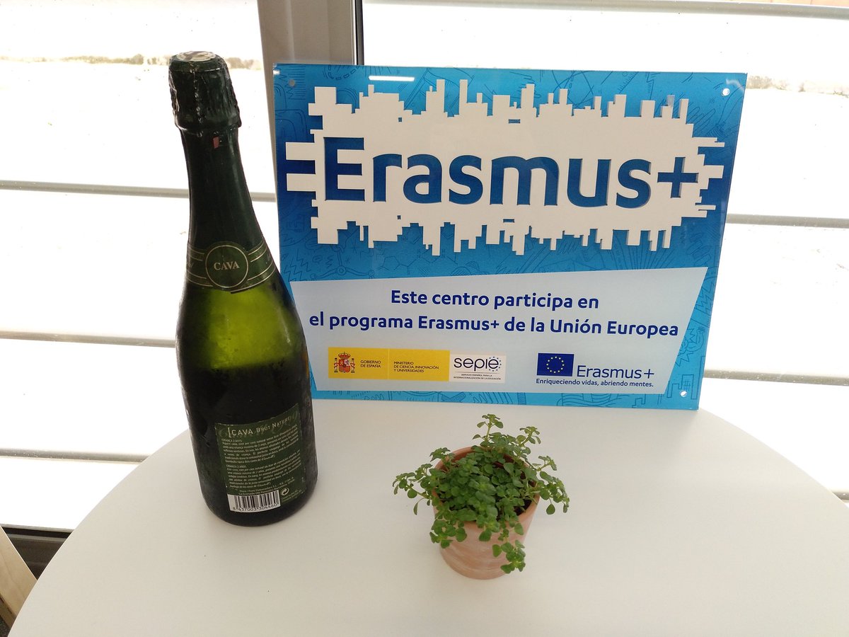 ErasmusAlberich's tweet photo. Aquest mes l'escola ha rebut la subvenció del KA1 presentat el curs passat. El projecte, anomenat "Recursos i experiències per impulsar l'aprenentatge basat en projectes", durarà 24 mesos amb 6 mobilitats de cursos estructurats i 4 de job shadowing.

#ErasmusPlus @sepiegob https://t.co/kb6rbEA9tB
