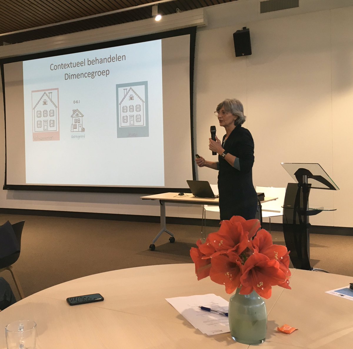 DimencePZ's tweet image. Hanna Stolper vertelt de aanwezigen over de inhoud en het belang van contextueel behandelen zoals dat binnen Dimence en Jeugd GGz wordt gedaan. @Dimence @jeugdggz_com