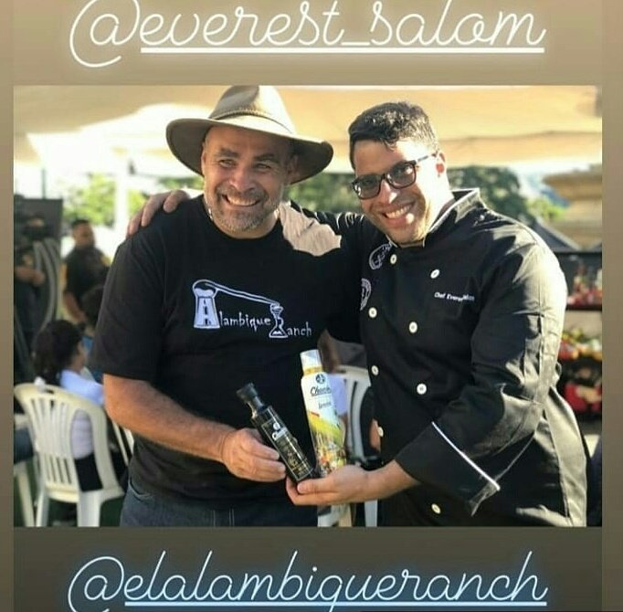 alambiqueranch's tweet photo. #17Diciembre Que grato compartir.
Nos sentimos muy felices y orgullosos de nuestro trabajo, saber que grandes maestros de la cocina se deleitan con los #quesosrellenos. Gracias al extraordinario y talentoso Chef @everest_salom por los obsequios de @aceitechacon y sus buenas 👉 https://t.co/C7fXUblUDV