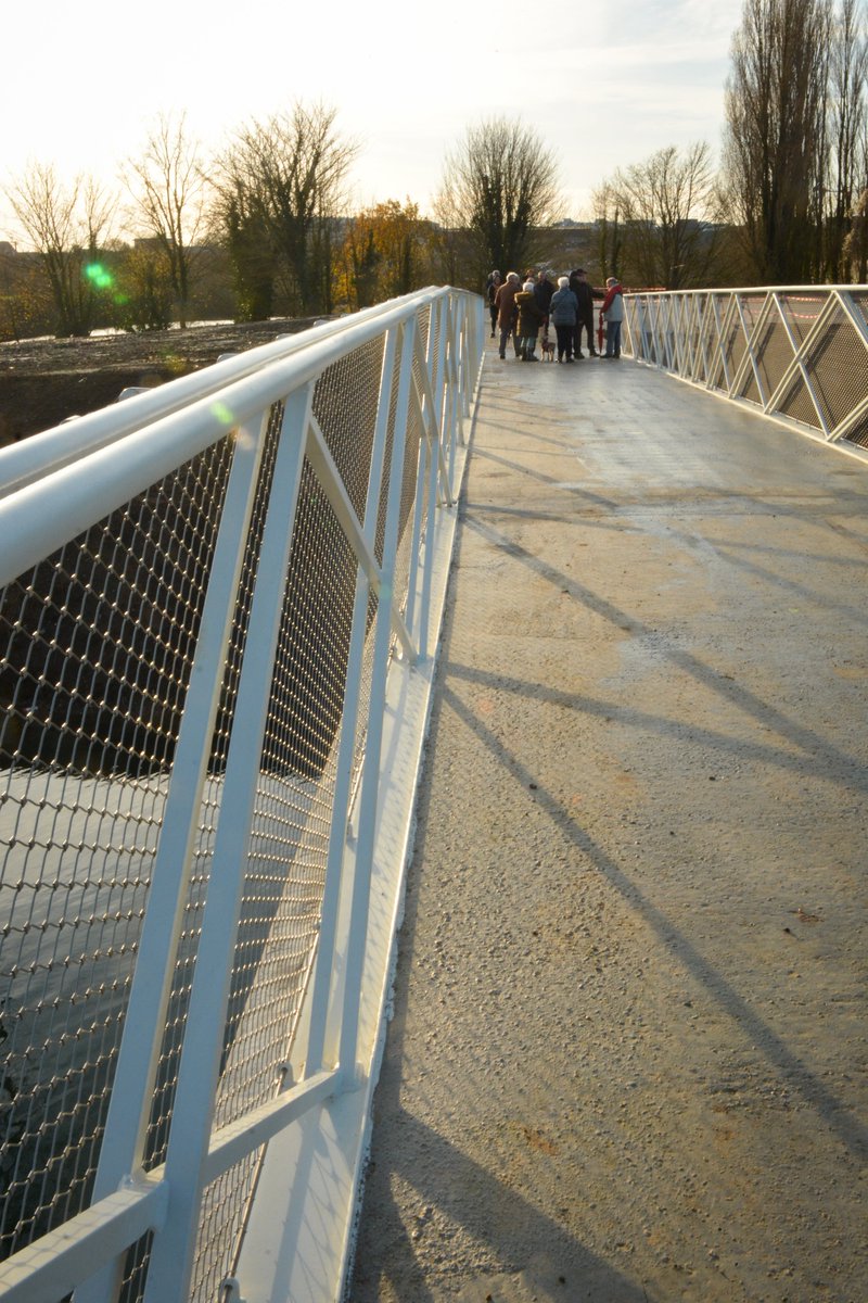 La passerelle qui relie Saint-Laurent-Blangy à Arras via Saint-Nicolas a été inaugurée ce jour : un ouvrage à emprunter sans modération à pieds, à vélo et qui est également adapté aux personnes à mobilité réduite. <a href="/villeslb/">Saint-Laurent-Blangy 🇫🇷🇪🇺🇺🇦</a> <a href="/VilleArras/">Ville d'Arras</a> <a href="/GrandArras/">Com. Urbaine Arras</a> <a href="/Prefet62/">Préfet Pas-de-Calais 🇫🇷🇪🇺</a> <a href="/hautsdefrance/">Région Hauts-de-France</a>