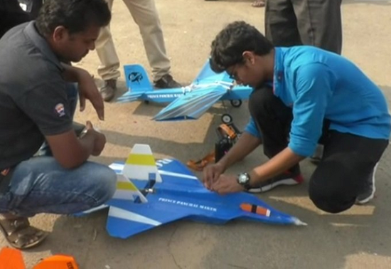NewscastGlobal's tweet photo. Stunning: In spite of having failed in all subjects at #Class10, 17-year-old 'Prince Panchal' from #Vadodara, with the help of the internet, designs 35 lightweight indigenous #AirplaneModels from flex which can be operated using remote control. Panchal is felicitated by citizens. https://t.co/0wmxNXBoEa