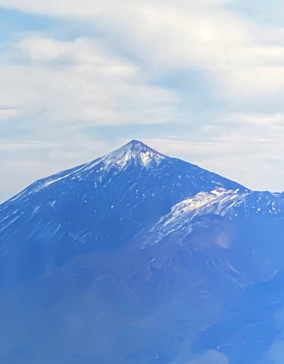 LastRealViking's tweet photo. El Teide as seen on approach to #Tenerife. Bring on 22C and some much needed sunshine โ๏ธ #Escapism #December #EscapeFromWinter #nofilter https://t.co/omy0pEkrkP