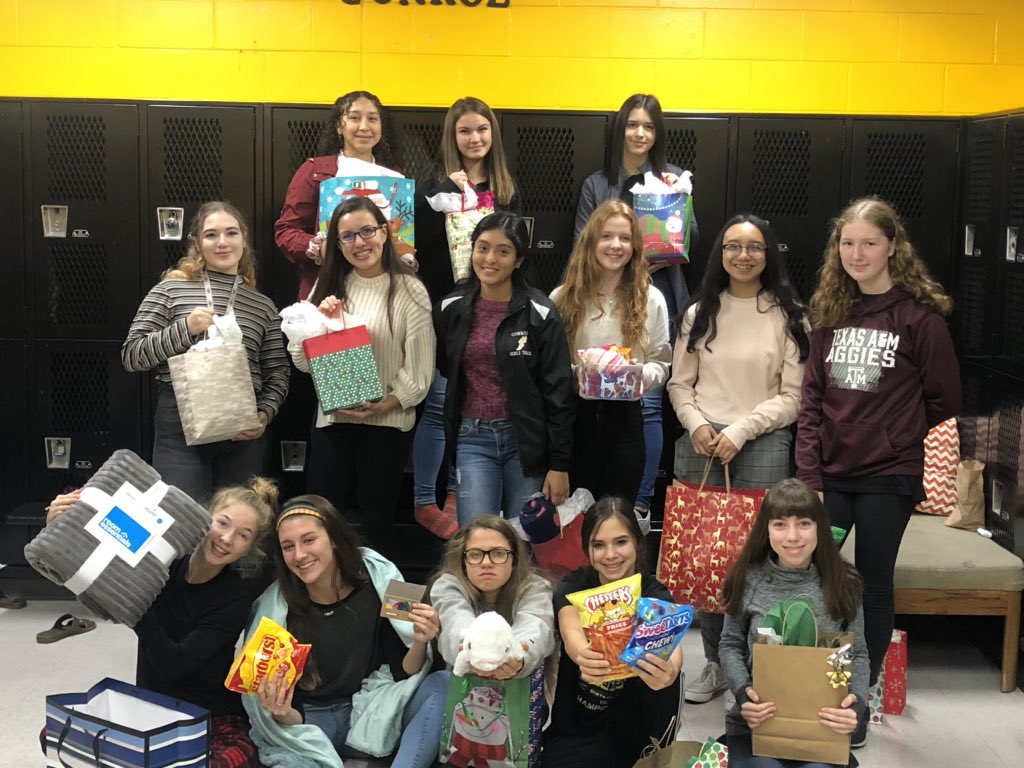 🎄🎄🎄 Cross country is wishing everyone a Merry Christmas and a Happy New Year.  🎄🎄🎄🎄🎄🎄<a href="/Tasha_Smith78/">Tasha Smith</a> <a href="/CoachHardeman/">Cedric Hardeman</a> <a href="/CHSRunningBoost/">ConroeHighBoysRunningBooster</a> @ConroeHigh <a href="/CoachHurd32/">JD Hurd MSL</a>