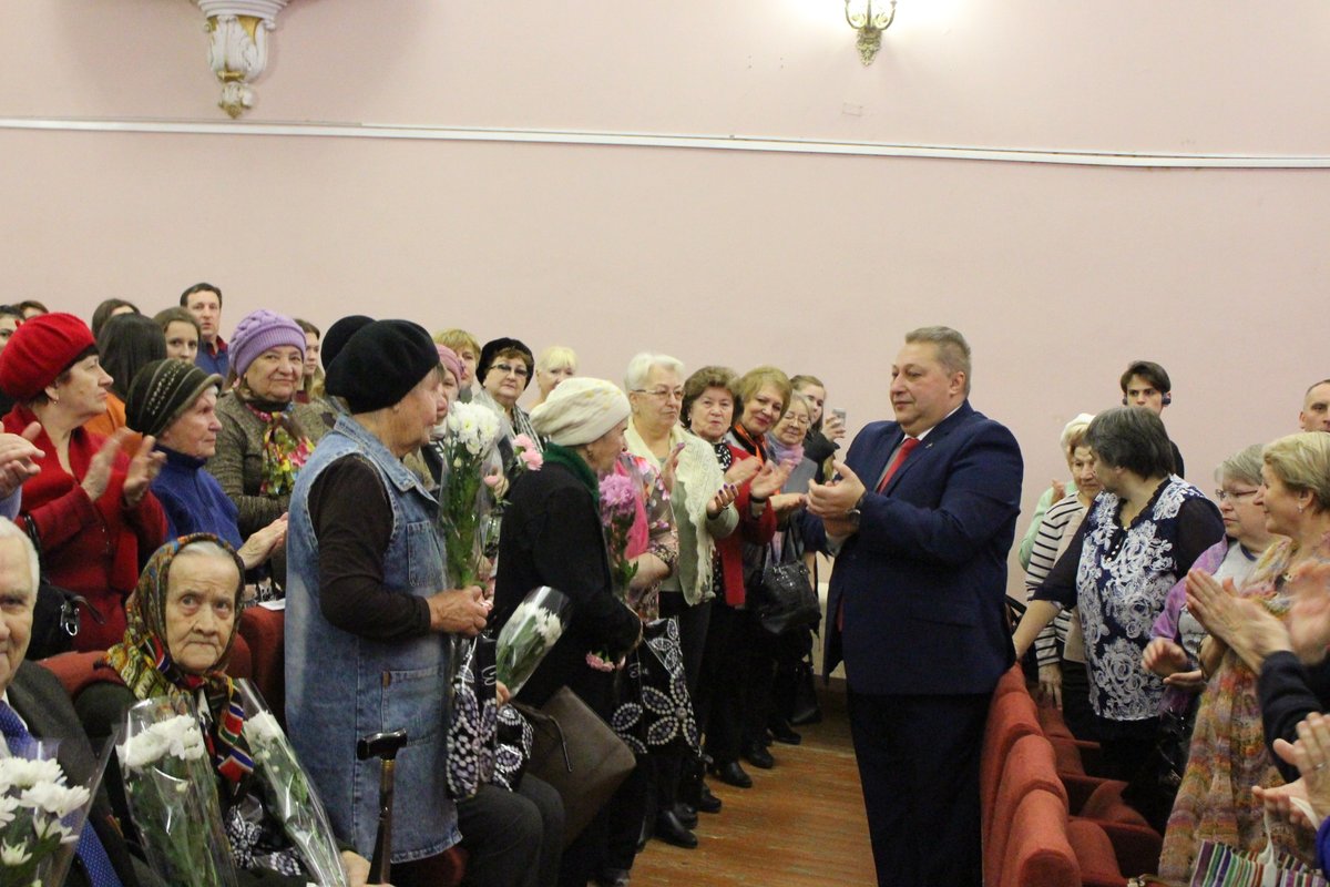 <a href="/Tularegion71/">Правительство ТО</a> Глава Алексина Эдуард Эксаренко и глава администрации муниципалитета Павел Фёдоров поздравили ветеранов, присутствующих на торжественном мероприятии в День освобождения Алексина от немецко-фашистских захватчиков