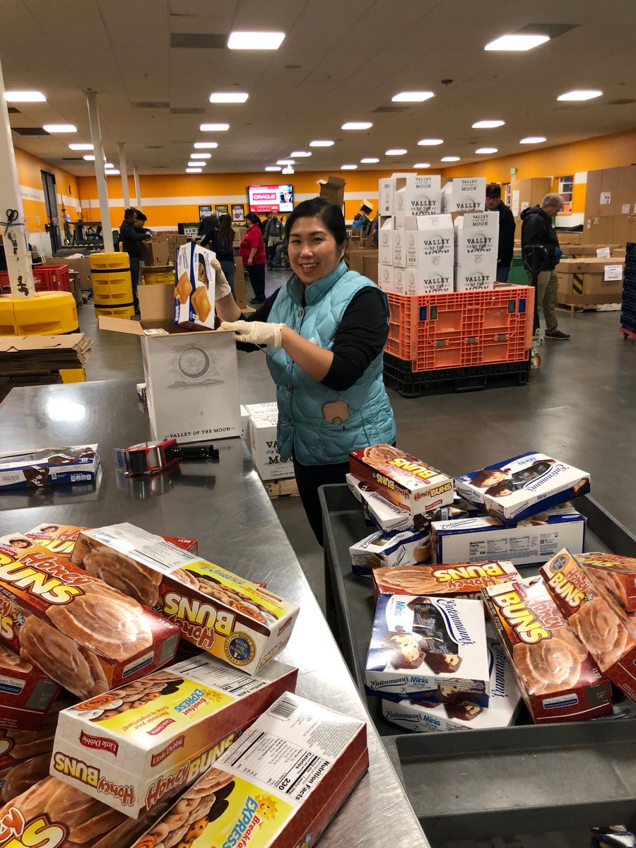 AutomationAnywh's tweet photo. This holiday season, we're teaming up with local charities to give back to our community.
Today our employees volunteered at the @2ndharvest of Silicon Valley where they sorted 3⃣,9⃣0⃣0⃣ pounds of food! 🍽👏 Go team, go! #GoBeGreat #GoGiveBack https://t.co/ZePt3YkrVv
