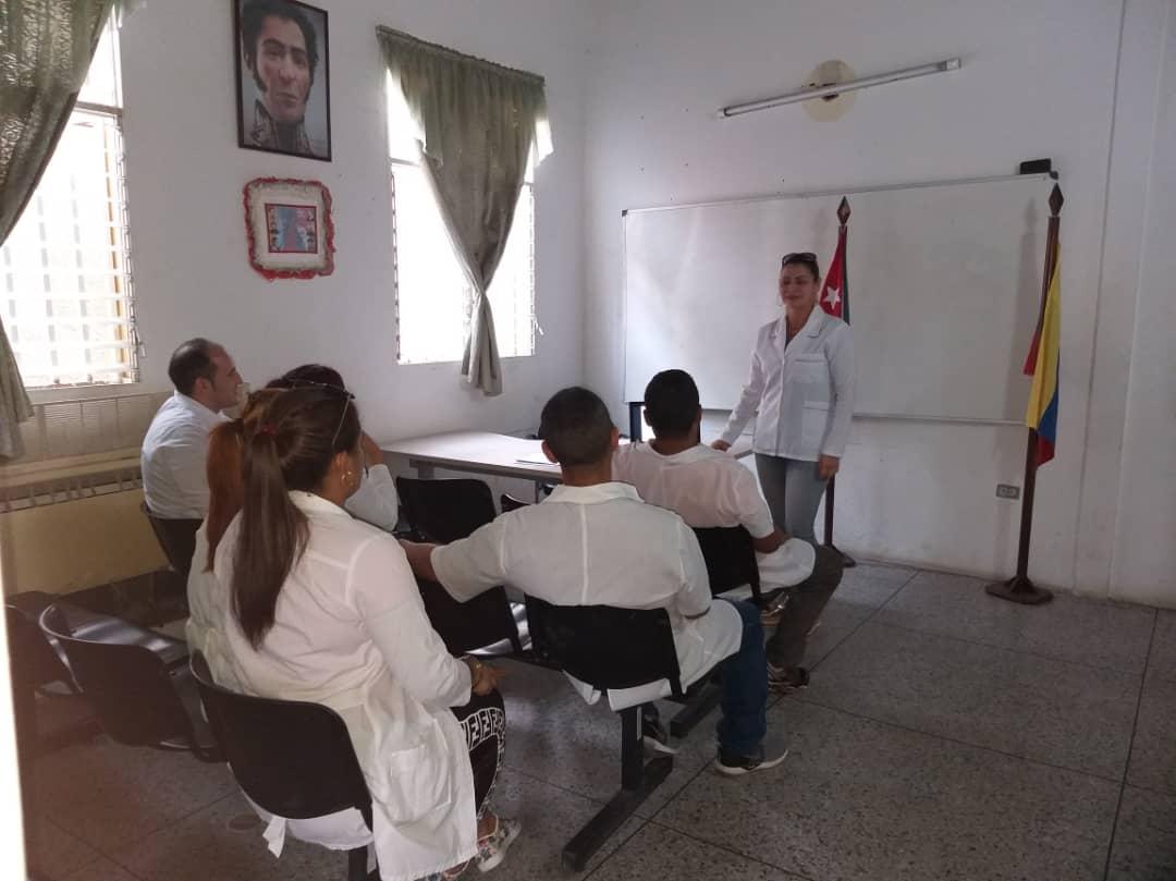LilySargenton's tweet photo. Conferencia sobre Malaria. Actualizando nuestros conocimientos para mejorar la calidad de atención al pueblo venezolano. 
#Cubacoopera
#SomosCuba
#CubaEsSalud 
@cdi_nueva 
@LilySargenton 
@MMeridaven https://t.co/pbTaVDI7J6