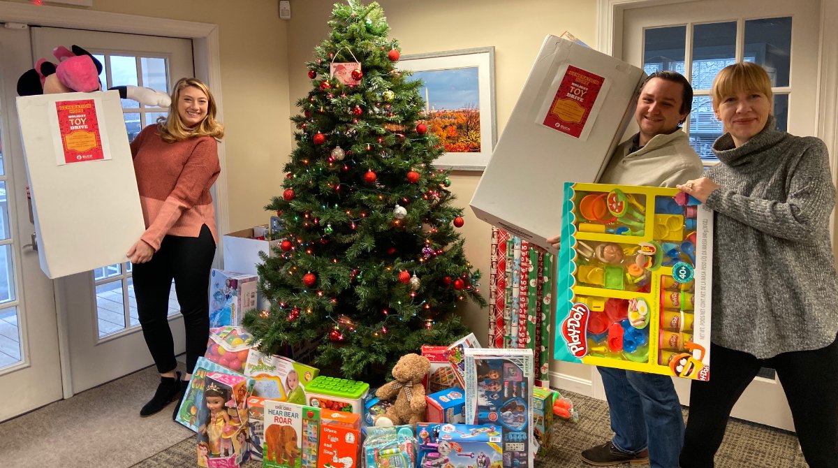 BuchBuilds's tweet photo. We proudly continue to support these two incredible organizations and are excited to help out Santa during the holiday season! #USOElf #GenerationHope #HappyHolidays #HolidaySeason #SeasonofGiving https://t.co/14FNEj4OYK