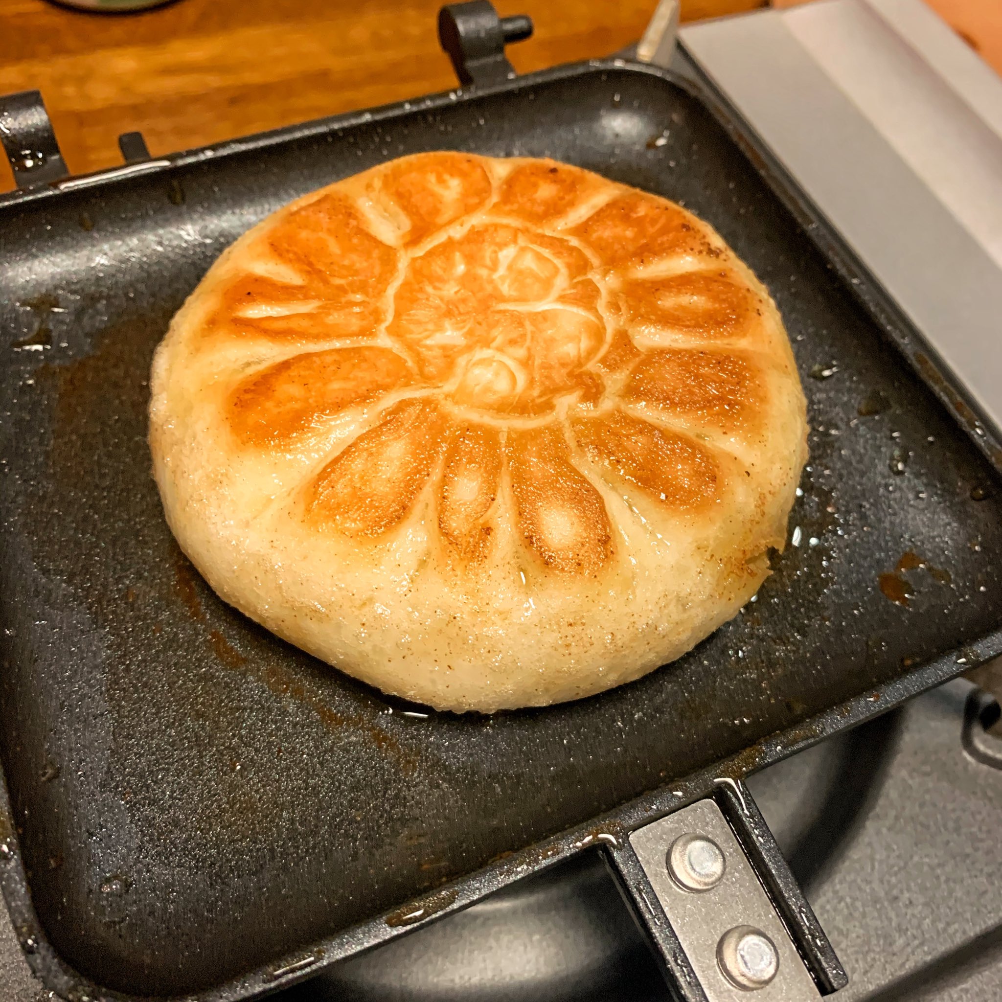 Si Mahu9 ゆるキャンで見て ホットサンドメーカー買ったらやってみたかったやつ 肉まん焼いた 皮パリパリで美味しかった T Co Pviomvkbvb Twitter