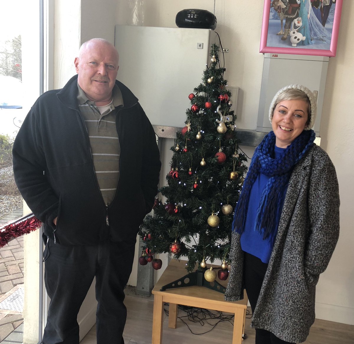 johncookeradio's tweet image. “We expected road blocks &amp;amp; protests but locals came to wave &amp;amp; say welcome” After heated meetings and public opposition in rural towns I’ve been meeting #Borrisokane’s newest residents @drivetimerte #directprovision #tipperary