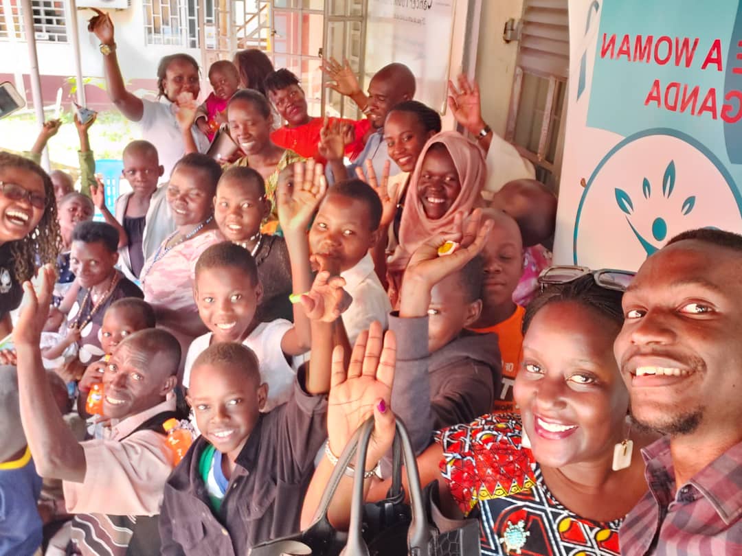 ThriveAWomanUg's tweet photo. TAW Patron Ms Marion Nankya serving cake this morning at UCCF in celebration of Christmas with children on cancer treatment. That is why the happy faces.Thank you @UCCFCare_3C @UgCancerSociety @Kiizakimbugwe @MaxCherop @judiikate https://t.co/AuyFwqlMzd