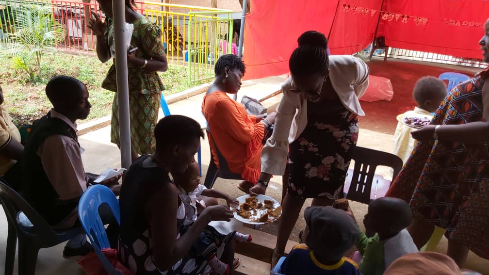 ThriveAWomanUg's tweet photo. TAW Patron Ms Marion Nankya serving cake this morning at UCCF in celebration of Christmas with children on cancer treatment. That is why the happy faces.Thank you @UCCFCare_3C @UgCancerSociety @Kiizakimbugwe @MaxCherop @judiikate https://t.co/AuyFwqlMzd