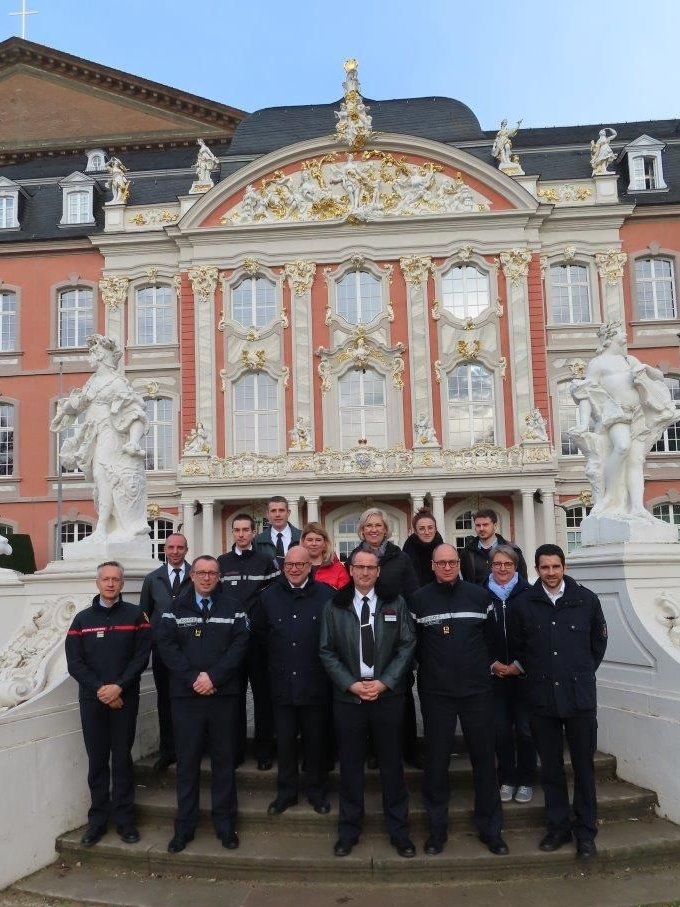 ADD_rlp's tweet photo. Heute fand die letzte Sitzung des Projekts für grenzüberschreitende Zusammenarbeit der #Rettungsdienste #Interred 🇪🇺 in 2019 statt. Die Mitglieder aus 🇫🇷🇱🇺🇩🇪 zogen ein positives Fazit der bisherigen Arbeit und steckten die Ziele für 2020 ab! #immerda  #CoopInGR @InterregVA https://t.co/f3jtbwAHuv