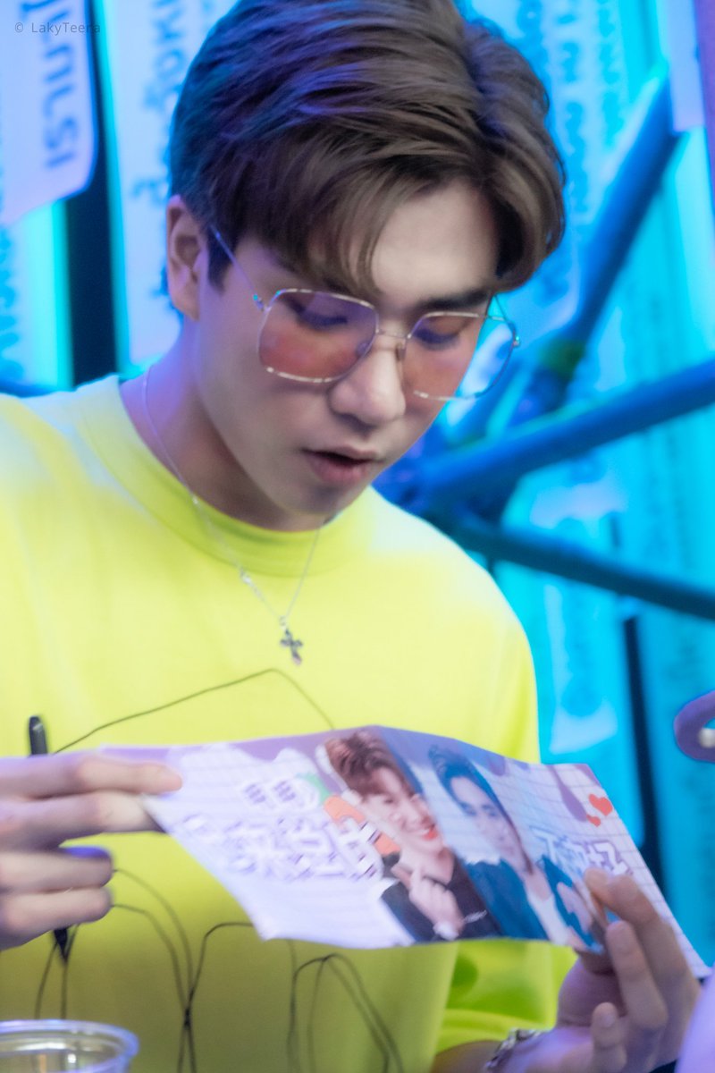 LAky2211's tweet photo. ถือว่ารูปคู่ก็ได้ 😌
#TRIGON 🖤❤
#PerthDayCafe [290619] 🥤
#รอยยิ้มของชูครีม 
#พวกของเจื๋อ 
#PerthTanapon https://t.co/RM7JtEP1tm
