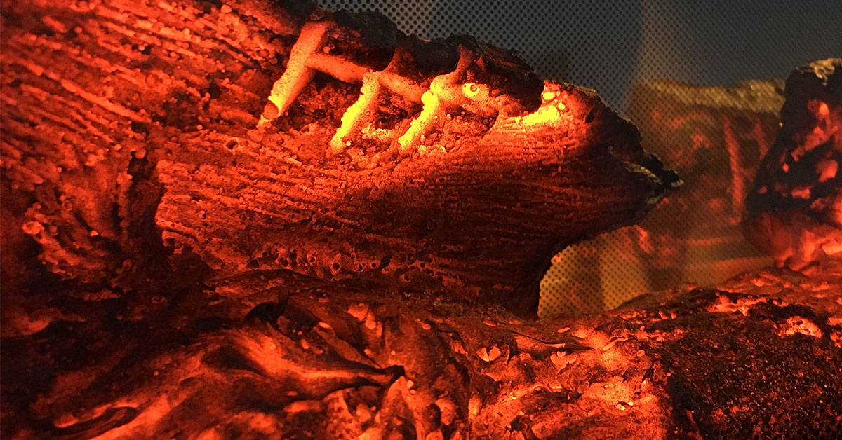 Tolle Holzglut im Kamin, oder? Dieses realistisch anmutende #Glutbett ist aber geschummelt. Es stammt aus einem #Elektrokamin, der auf Wunsch auch Wärme erzeugen kann. Ideal zum nachträglichen Einbau in Wohnungen ohne #Schornstein. ofenexperte.de/firma/kundenze…