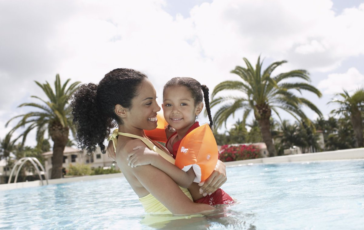 parachutecanada's tweet image. Travelling this holiday season?✈️ See our #VacationSafety page for travel tips: ow.ly/MIJR50xvnbm #TurnSafetyOn #TravelTips #TravelTuesday