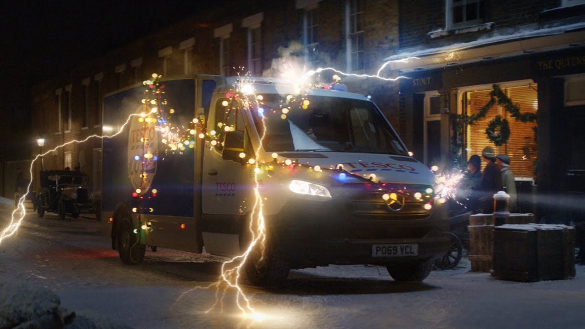 brandholics's tweet photo. Tesco convierte a uno de sus repartidores en un viajero del tiempo en su anuncio de Navidad

https://t.co/o2fTprzpe5 https://t.co/zOT6nXiw18