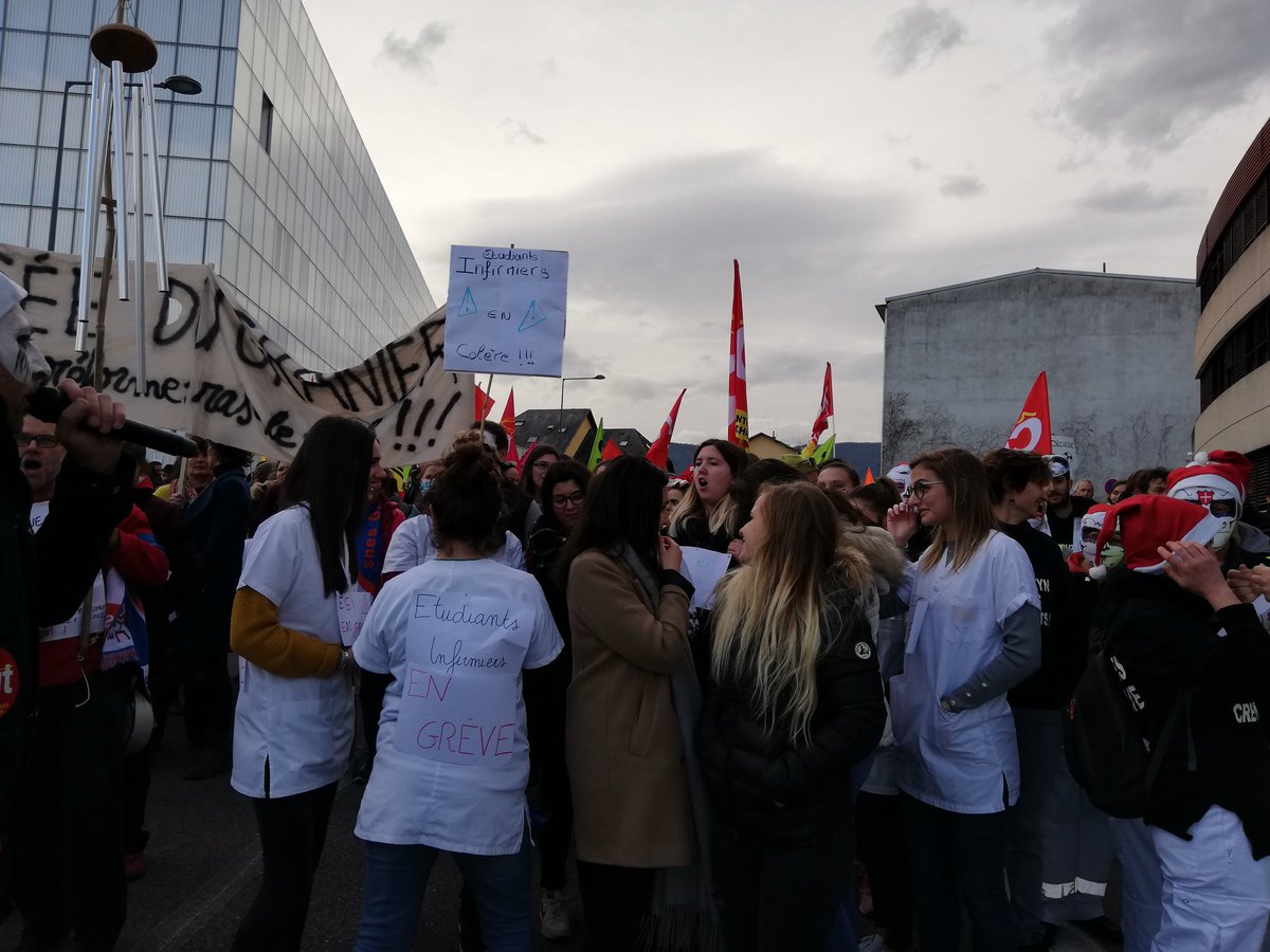 Partir_Ensemble's tweet photo. L'association partir ensemble et de nombreux étudiants se mobilisent.
Infirmiers de demain on veut des moyens 💉💉
#greve17decembre #Hopital #esipascontent
Avec le soutient de l'ifsi de Savoie et la @La_FNESI https://t.co/i6QndU3zgQ