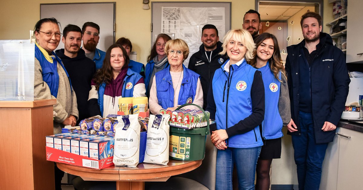 VfLBochum1848EN's tweet photo. We've started working together with Bochum Bahnhofsmission (railway mission) and the local soup kitchen! #meinVfL's Patrick #Fabian and Stefano #Celozzi brought food and other donations today, and we have regular visits scheduled in due course. 

#Bochum #community https://t.co/Hacw4ToLKr