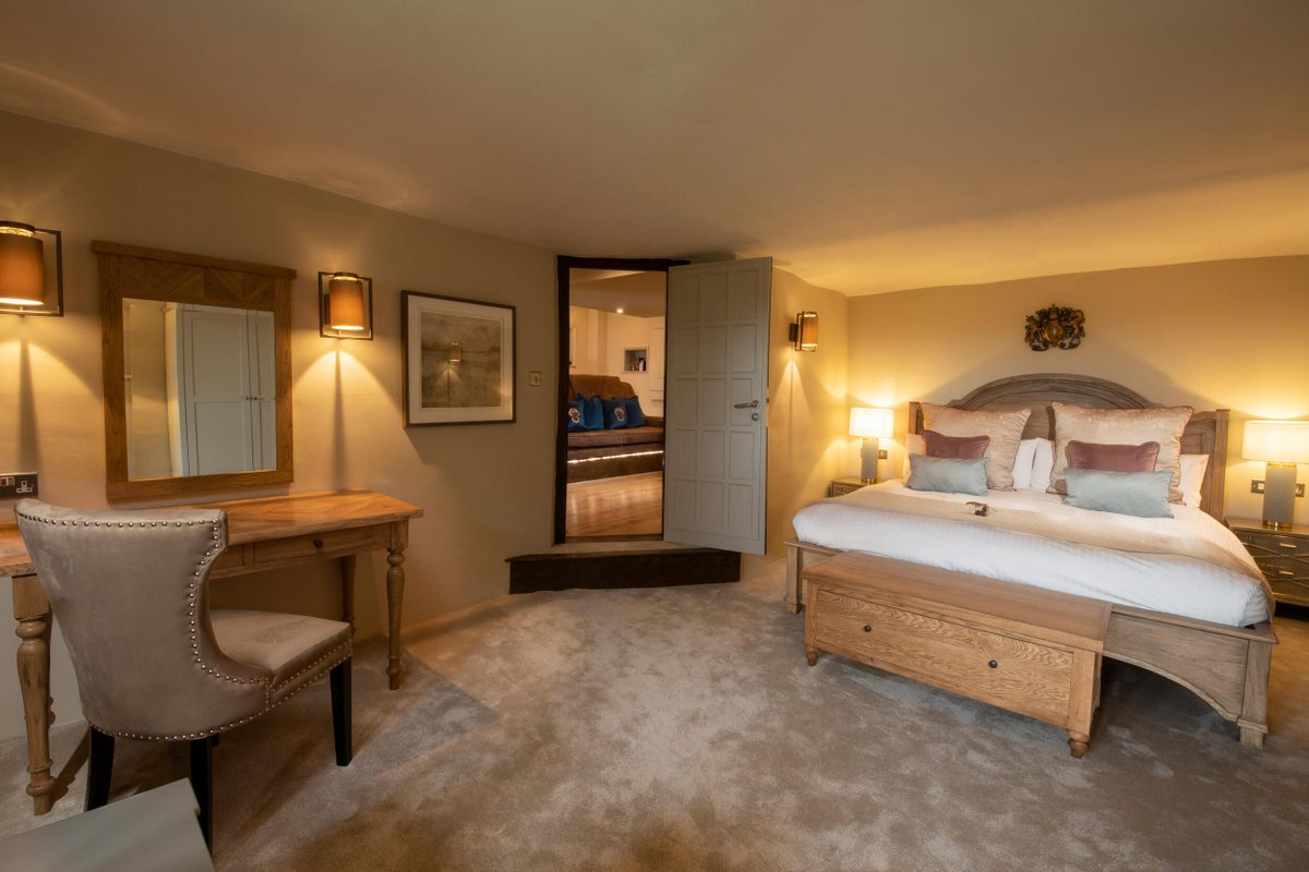 BoringdonHall's tweet photo. Dare to dream... ✨ Our Royal Suite has had a makeover just in time for #Christmas. A room in #Plymouth that you can sit outside in the warming Jacuzzi on your private terrace & look up at the stars, with a backdrop of the #Devon countryside; what more could you want? #Boringdon https://t.co/g1Ykn0x65h