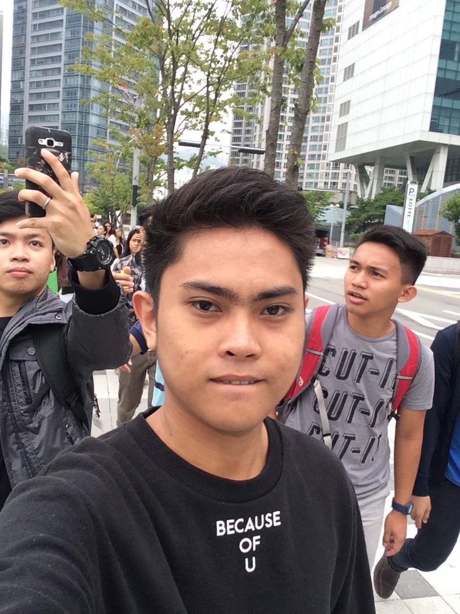 JericTelen's tweet photo. A rare picture of the Selfie King, Mr. Kagat Labi, ang Mr. PoPo hahaha #WhenInBusan https://t.co/OrEgp7CSbR