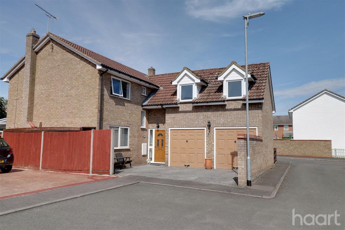 Set over 2 floors this 5 bed detached home in St Neots includes a kitchen with separate utility room as well as a bright conservatory looking over the garden.   haart.co.uk/buying/5-bedro…