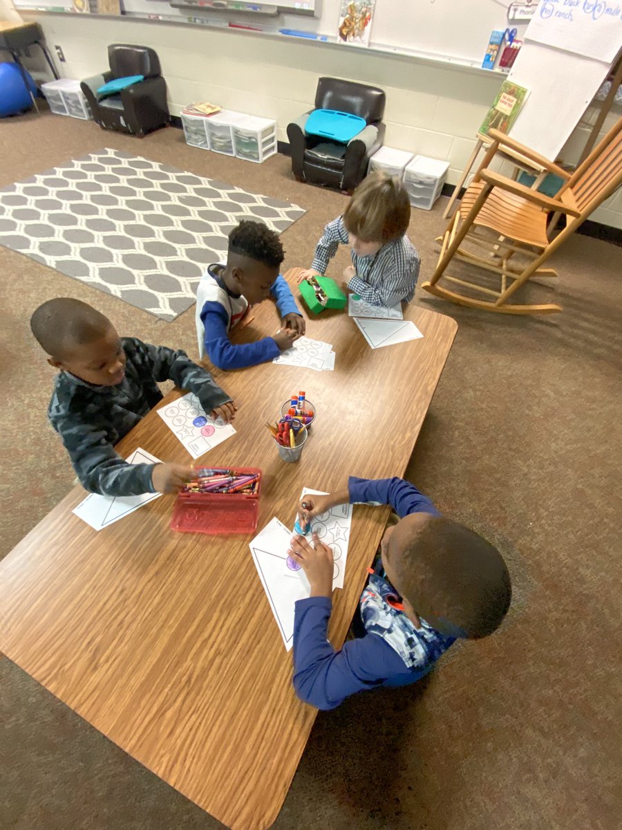 We’re making diversity trees to show all the different ways to celebrate Christmas/winter holidays in America!🎄