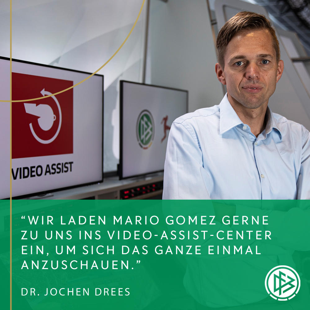 DFB's tweet photo. Lieber @Mario_Gomez, auch die #DFBSchiris sehen gerne Tore, aber bei Abseits müssen unsere Schiri-Assistenten nun mal die 🚩 heben - sorry! 👀
4-mal war das bei dir zuletzt der Fall. Alles andere als #VARnsinn, denn auch ohne #VAR hätten diese Tore leider nicht gezählt. (1/2) https://t.co/crkpwrebJp
