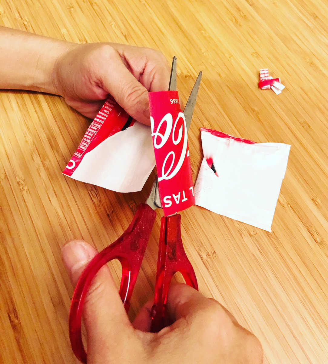 ei_sun_oh's tweet image. @tressieyap performing #upcyclingart experiment with #plasticlabels in #hongkong