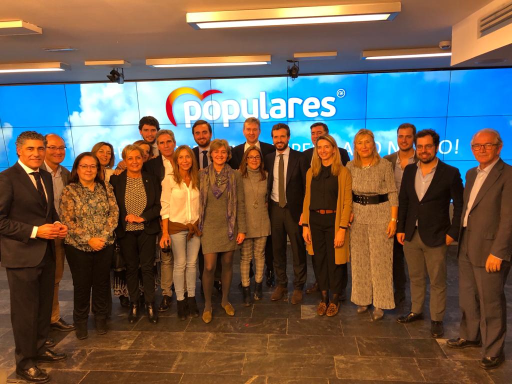 PP_Segovia's tweet photo. 💙 Encuentro de Navidad de los parlamentarios de @populares 🎄

📸 Parlamentarios de @PopularesCyL junto con @pablocasado_ @JavierMaroto @anapastorjulian e @tejerinapp https://t.co/5hqhMqG0ms